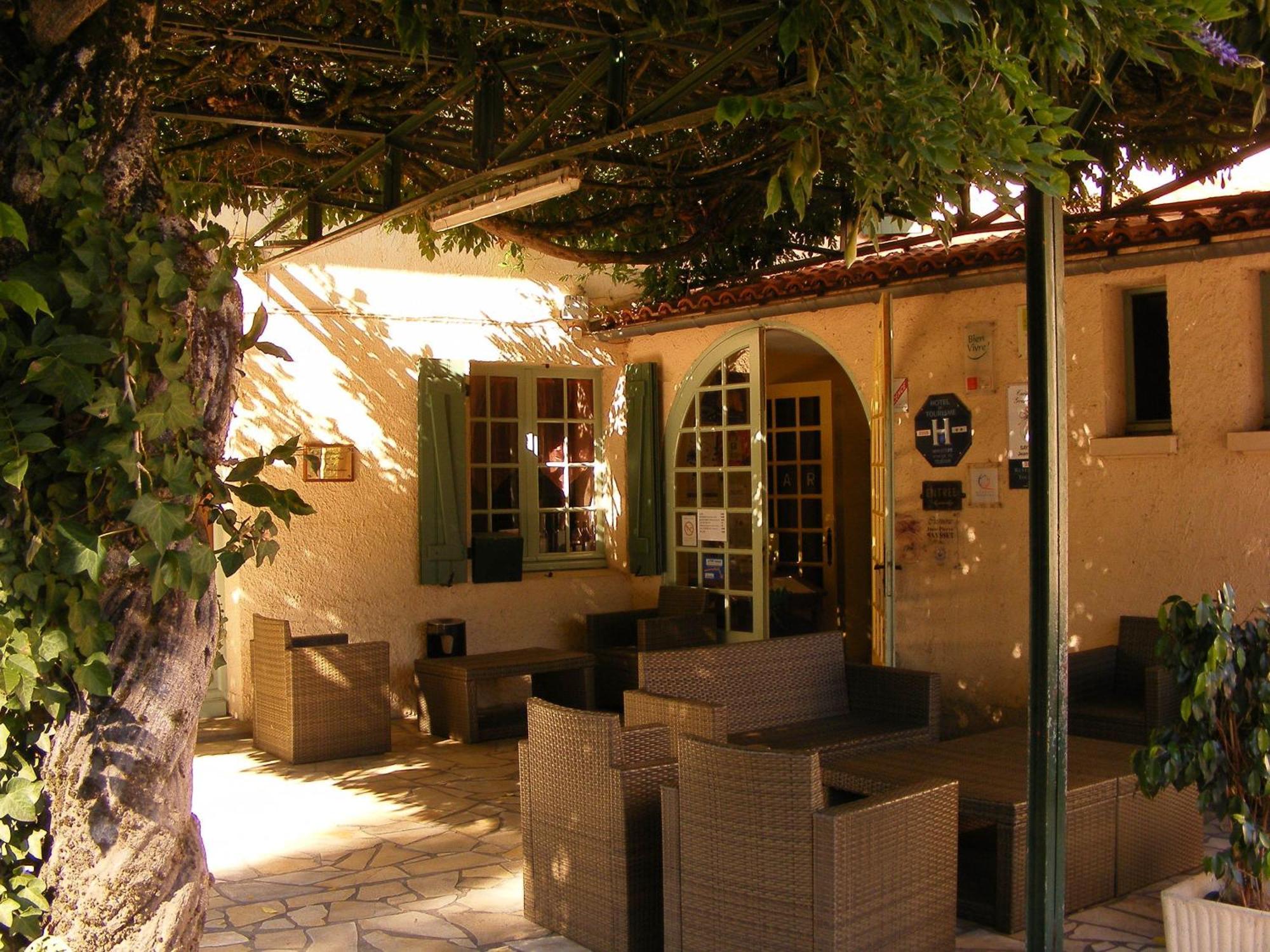 Hotel Logis Restaurant Du Pont Ambialet